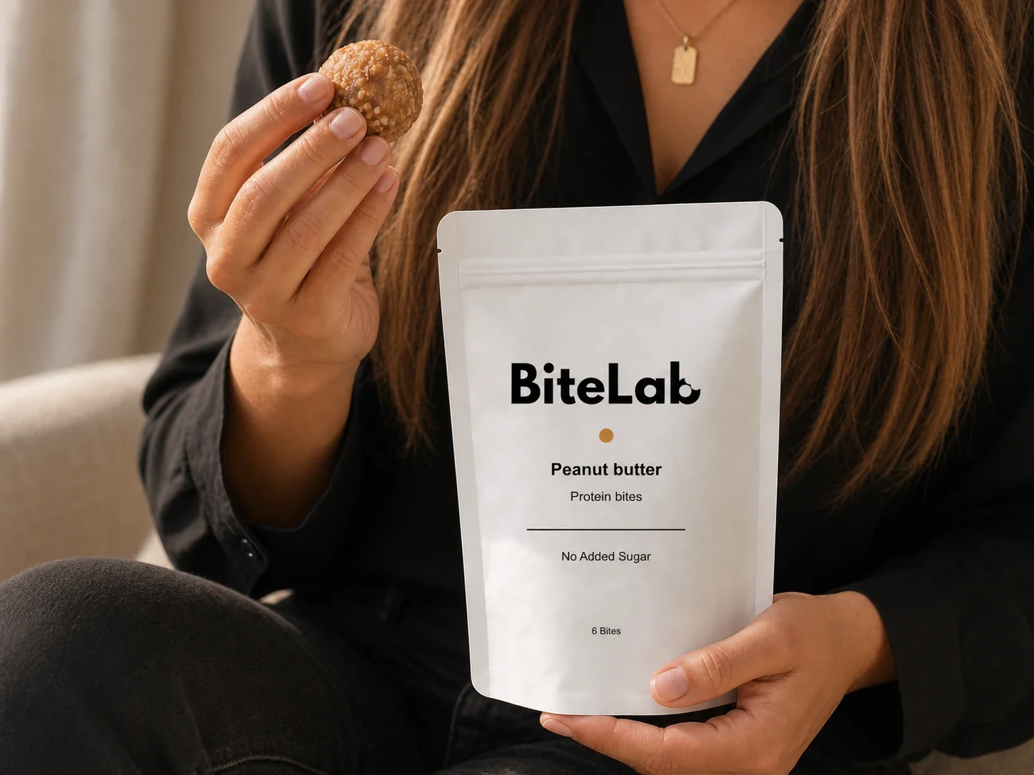 Iemand geniet van een BiteLab bite en houdt de verpakking vast